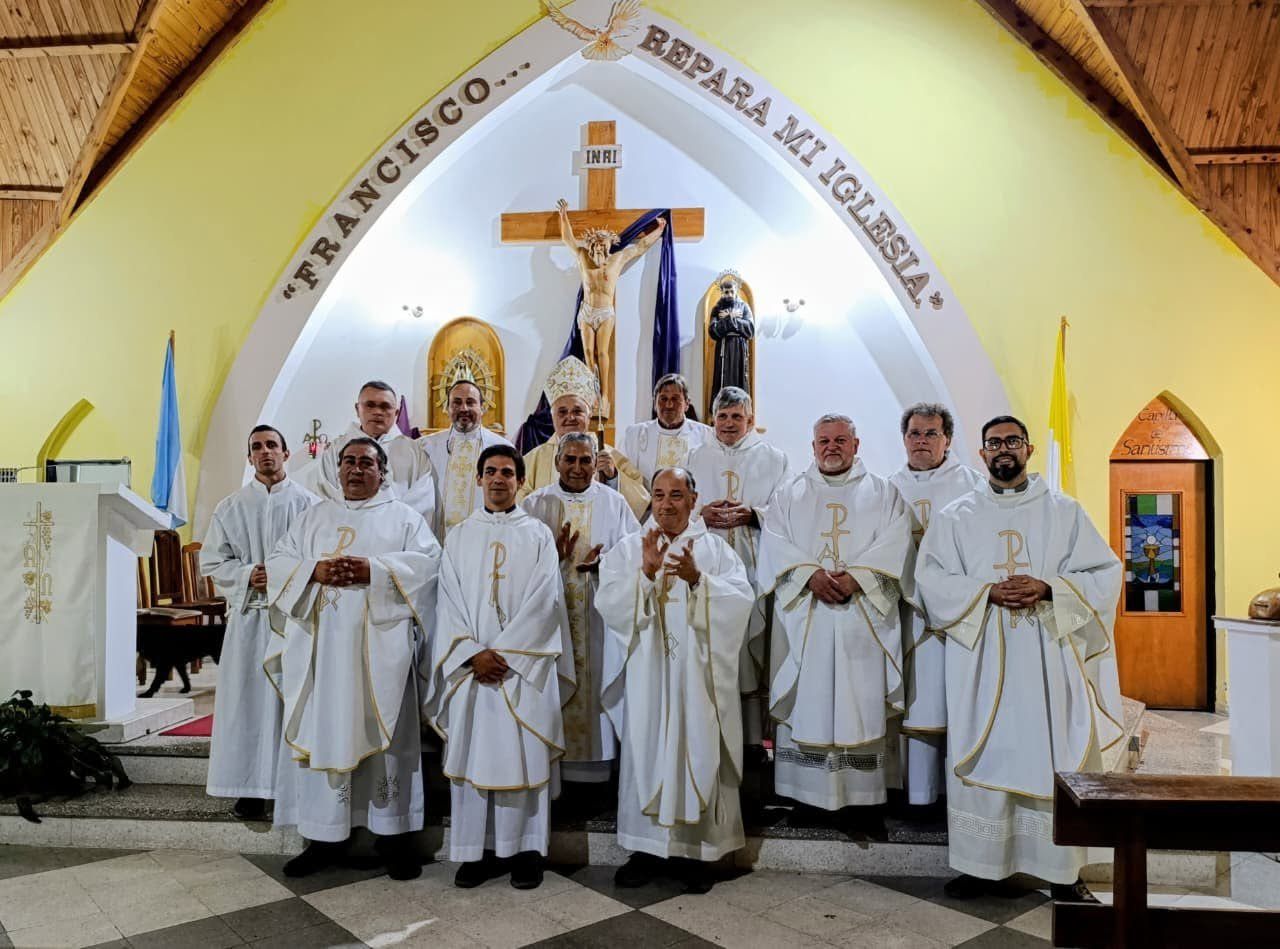 Sacerdotes de la Prelatura de Esquel junto al Obispo Prelado